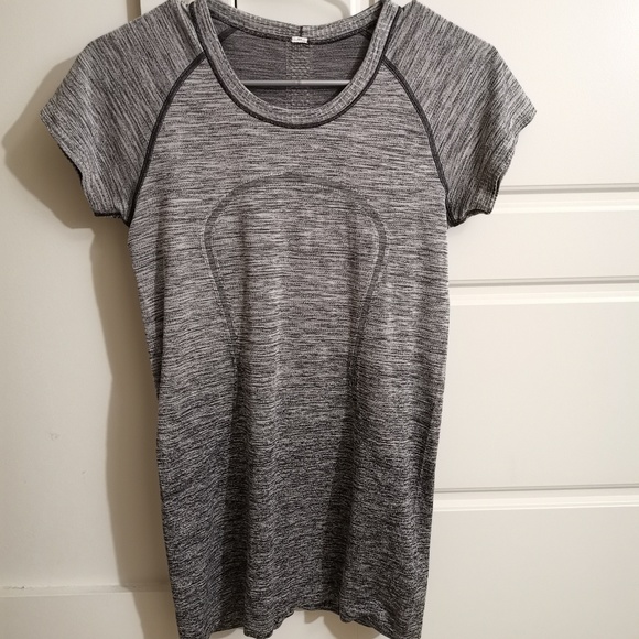 lululemon athletica Tops - Lululemon swiftly tech short sleeve sz 6 grey